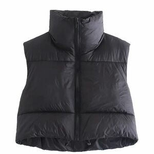 Women’s cropped puffer vest . Size small